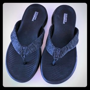 Skechers GOGA Max flip flops